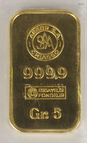 A gold five gram rectangular ingot, detailed '999, 9'.Buyer’s Premium 29.4% (including VAT @ 20%) of