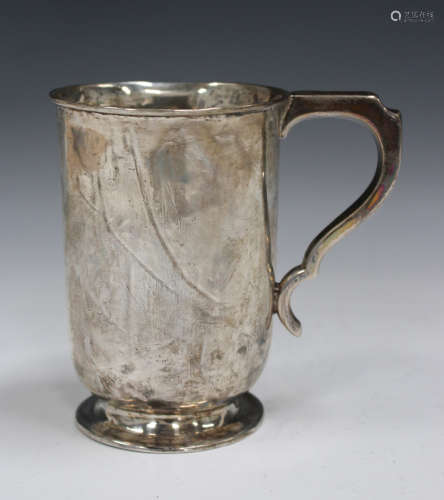A George V silver tankard with scroll handle and circular foot, London 1916, height 13cm.Buyer’s