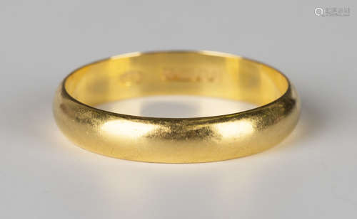 A 22ct gold plain wedding ring, London 1989, ring size approx P.Buyer’s Premium 29.4% (including VAT