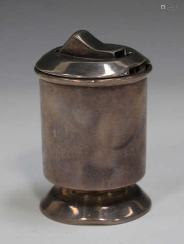 An Elizabeth II silver cased table lighter of cylindrical form, London 1975 by S.J. Rose & Son,