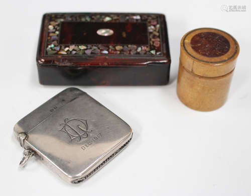 A George V silver rectangular vesta case, Birmingham 1917, length 4.8cm, a papier-mâché