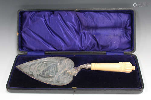 An Edwardian silver presentation trowel, the blade with foliate engraved decoration and inscribed '
