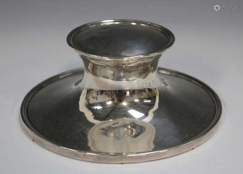 A George V silver capstan inkwell with hinged lid and glass liner, Birmingham 1916 by A. & J.