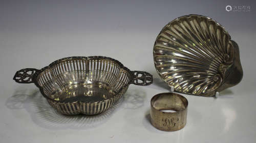 A George V silver two-handled bonbon dish with pierced sides, Birmingham 1922, width across