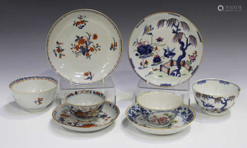 A Chinese famille rose and underglaze blue export porcelain teabowl and saucer, Qianlong period,