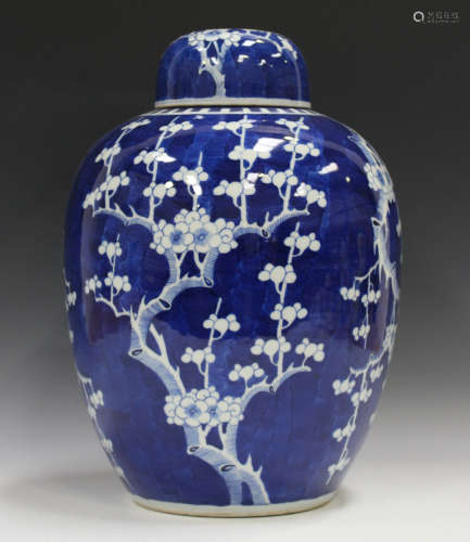 A large Chinese blue and white porcelain ginger jar and cover, late 19th century, painted with