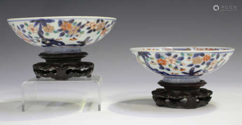 A pair of Japanese Imari porcelain hemispherical porcelain bowls, 18th century, each exterior