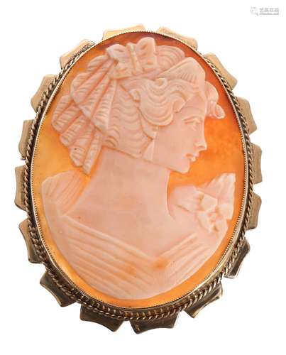 Vintage shell cameo oval brooch in a 9ct mount, depicting a portrait profile of a lady, 11.5gm, 51mm