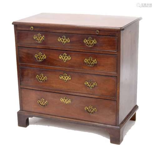 Georgian mahogany chest of drawers, the moulded top over brush slide and four graduated drawers with