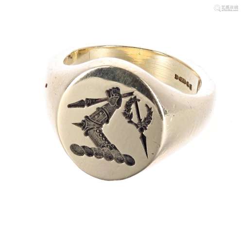 18ct gentleman's intaglio ring with a coat of arms, 15mm, 11.7gm, ring size J