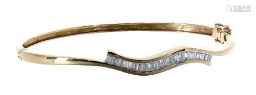 18ct yellow gold swirl design diamond bangle, set with baguette-cuts, 11.9gm, 58mm wide (557249-1-A)