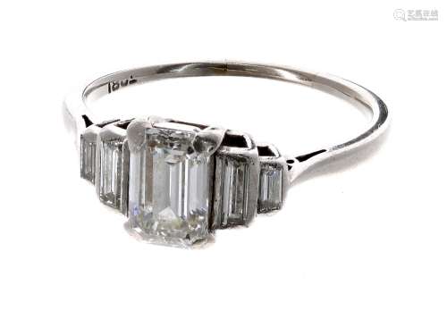 18ct white gold emerald-cut diamond ring with diamond shoulders, 1.00ct approx, clarity VVS,