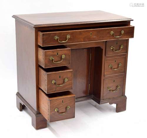 Small Georgian mahogany kneehole lady's desk, the moulded top over a single drawer over the recessed