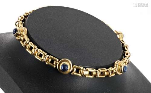 Attractive 18ct yellow gold sapphire cabouchon set bracelet, set with four cabouchon between fancy