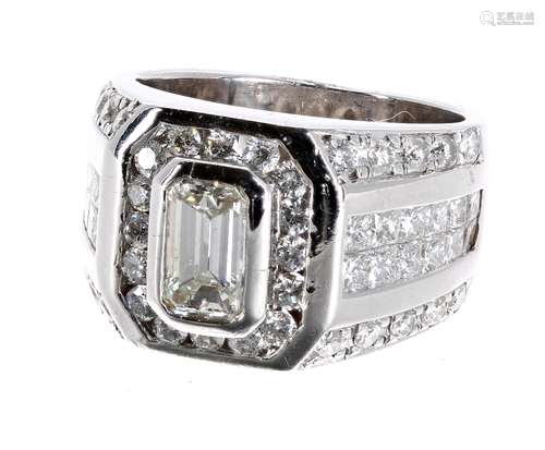 Impressive 14ct white gold diamond gentleman's dress ring, the emerald-cut centre diamond 1.25ct