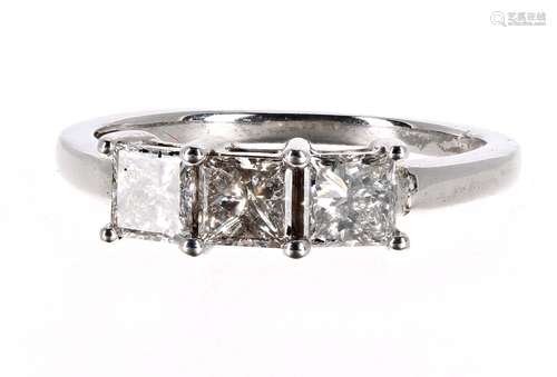 18ct white gold princess-cut three stone ring, 1.00ct approx, clarity SI1-I1, colour H/K, width 5mm,