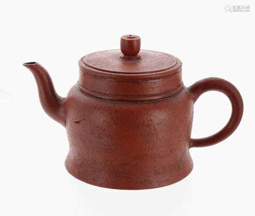 Chinese Yixing teapot and cover, late Qing dynasty, multi-character mark underneath, 3