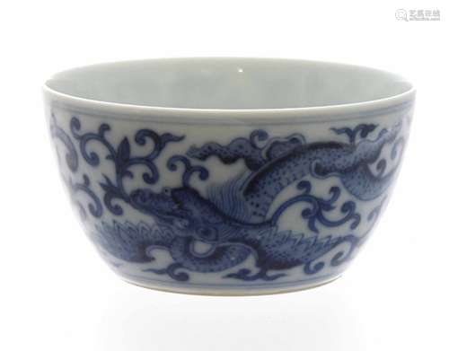 Chinese blue and white porcelain tea bowl, Republic period, decorated with mythical dragons within