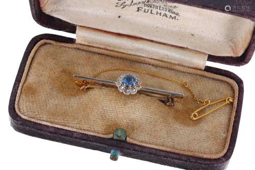 Pretty yellow gold sapphire and diamond cluster bar brooch, with safety chain, 2.6gm, 36mm - ** with