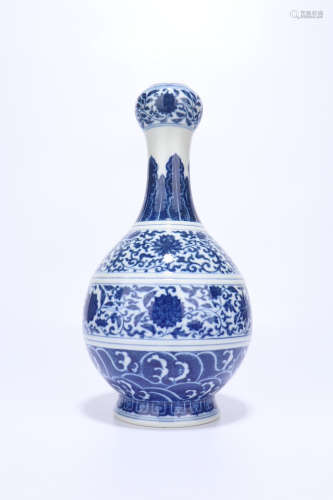 a blue and white porcelain garlic shaped vase,qing dynasty