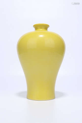 a lemon-yellow glazed porcelain vase,qing dynasty