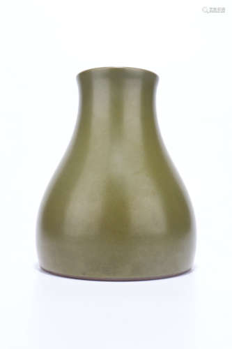 a tea-dust glazed porcelain gourd vase,qing dynasty
