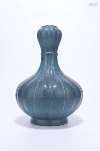 a blue glazed porcelain garlic shaped vase,qing dynasty