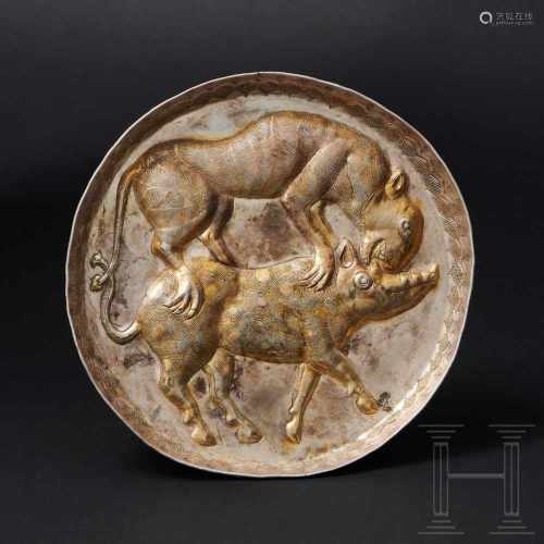 Seltener awarischer teilvergoldeter Silberteller mit Tierkampfszene, Pannonien, ca. 8. Jhdt. Äußerst