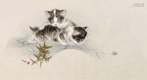米春茂 b.1938 双猫戏蜗牛 扇片 设色纸本