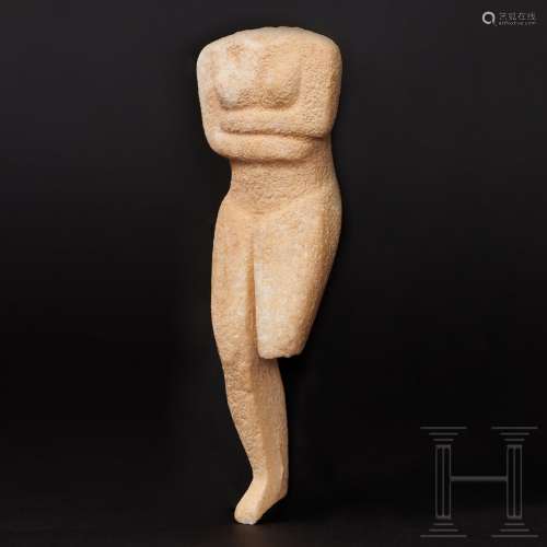 Weibliches Kykladenidol des Typs Kapsala aus Marmor, Griechenland, ca. Mitte 3. Jtsd. v. Chr. Idol