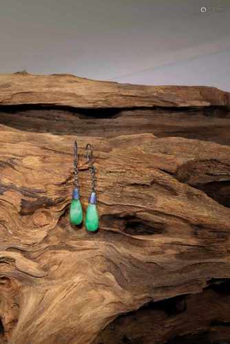 A PAIR OF JADE EARRINGS