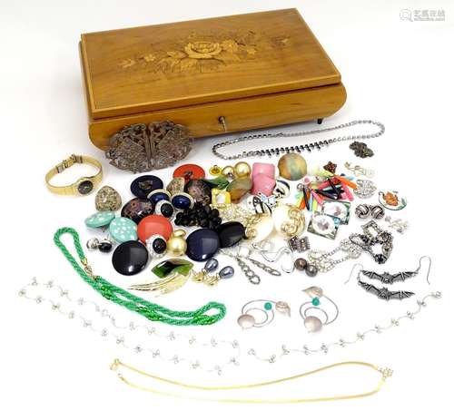 A Sorrento style jewellery box, containing a quantity of assorted costume jewellery, to include