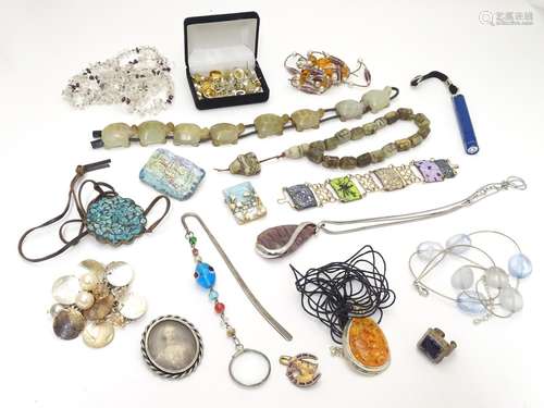 Assorted jewellery including oriental hardstone beads formed as tortoise, various vintage bead