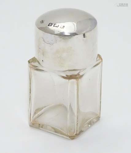 A glass scent bottle with silve rlid having gilding to interior of lid. Hallmarked Birmingham 1908