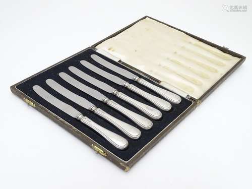 A cased set of 6 silver handled butter knives hallmarked Sheffield 1947 Barker Brothers Silver