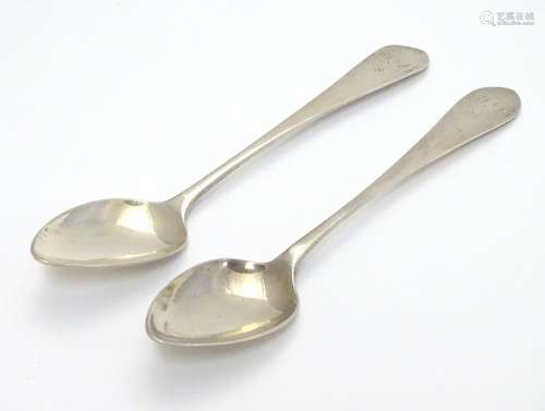 A pair of Georgian Scottish silver teaspoons. Hallmarked Edinburgh 1809 maker JM. Approx 5 1/2