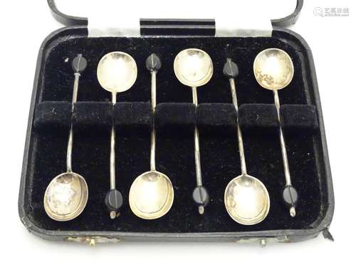 A Cased set of 6 silver coffee spoons with coffee bean decoration to handles. Hallmarked Sheffield