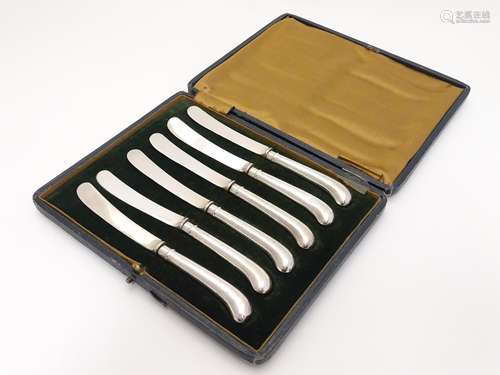 A cased set of 6 pistol grip silver handled tea knives. Hallmarked Sheffield 1906 maker CW