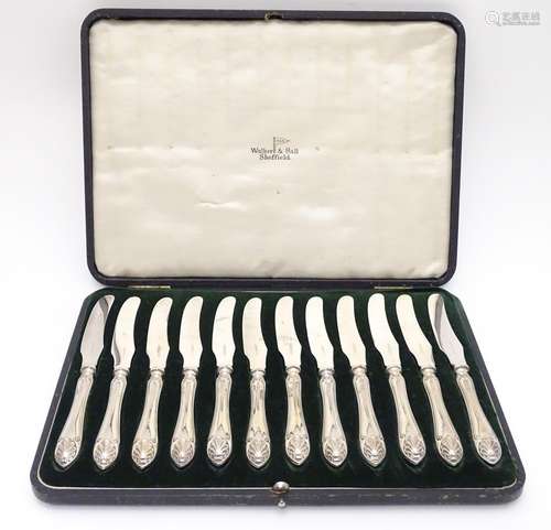 A cased set of twelve silver handled tea / butter knives, hallmarked Sheffield 1917, maker Walker