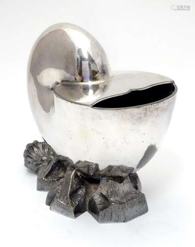 A late 19th / early 20thC silver plate spoon warmer formed as a nautilus shell. Approx. 6