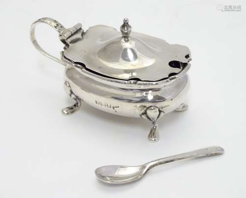 A silver mustard pot hallmarked Sheffield 1908 maker Walker & Hall with spoon hallmarked Sheffield