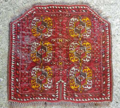 Rig / Mat : A red ground mat with two canted corners and medallion decoration. 23