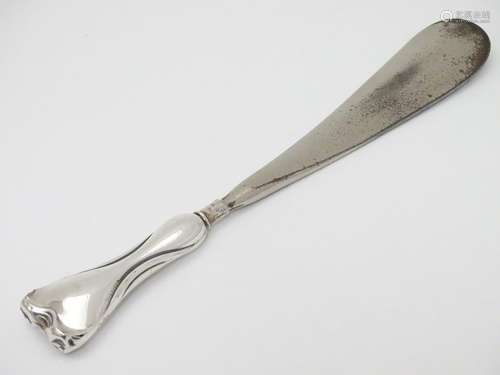 A silver handled shoe horn hallmarked Birmingham 1908 9 1/2