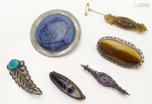 Assorted brooches including a silver example set with turquoise hardstone, a 9ct gold brooch set