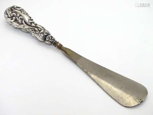 A silver handled button hook hallmarked Birmingham 1905. Approx 9