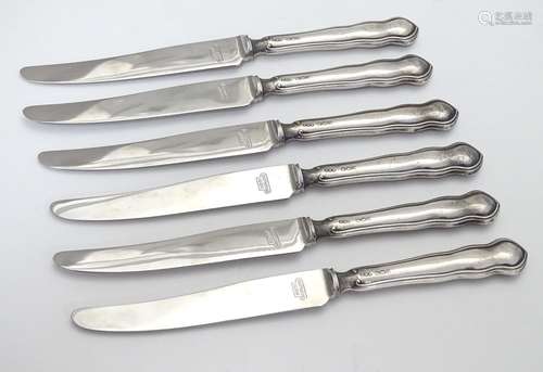 A set of 6 silver handled butter knives, hallmarked Sheffield 1940 maker D&S. Approx 6 1/2