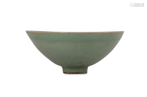 A CHINESE LONGQUAN CELADON BOWL.