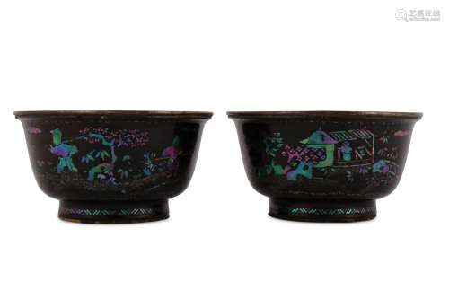 A PAIR OF CHINESE LAQUE BURGAUTE BOWLS.