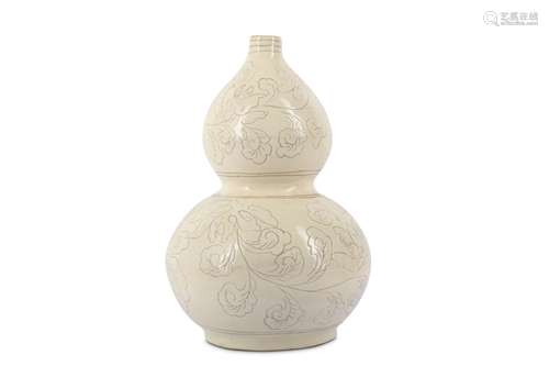 A CHINESE SLIP-DECORATED DOUBLE GOURD VASE.