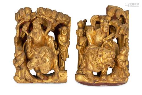 A PAIR OF CHINESE GILT-WOOD RETICULATED 'IMMORTALS' PANELS.